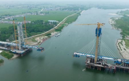 (miniature) Photo aérienne d'un drone du chantier du grand pont enjambant le fleuve Hanjiang de Zhongxiang