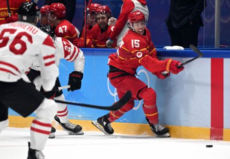 (miniature) Le joueur chinois Ru Jiang (à droite) durant le match de phase de poule du groupe A de hockey sur glace hommes entre la Chine et le Canada
