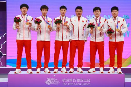 (miniature) L'équipe de Chine participe à la cérémonie de remise des prix du match de tennis de table masculin par équipe aux 19es Jeux asiatiques