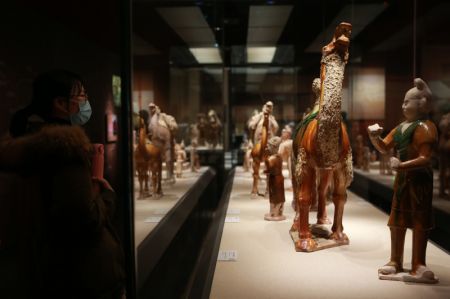 (miniature) Des gens visitent le musée du Henan lors des jours fériés du Nouvel An