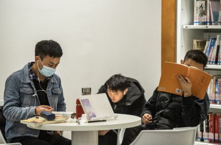 (miniature) Des gens étudient dans une salle en libre-service 24 heures sur 24 de la Bibliothèque du Guizhou à Guiyang