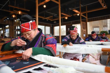 (miniature) Des habitantes locales réalisent des oeuvres de broderie dans un atelier de Shibing