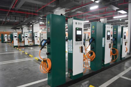 (miniature) Des bornes de recharge dans une nouvelle station de recharge pour les véhicules électriques dans le stationnement souterrain du centre de sports de Wukesong à Beijing
