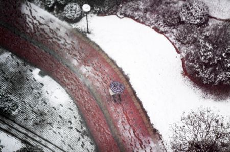 (miniature) Photo aérienne prise le 22 février 2022 de personnes marchant sous la neige dans une zone résidentielle
