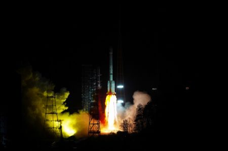 (miniature) Une fusée porteuse Longue Marche-3B transportant un satellite de services Internet en orbite haute décolle du Centre de lancement de satellites de Xichang