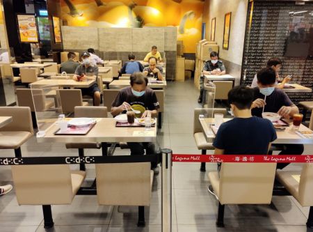 (miniature) Des gens mangent dans un restaurant à Whampoa