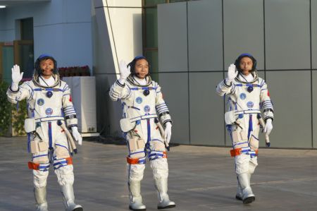 (miniature) Les astronautes chinois Jing Haipeng (au centre)