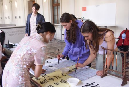 (miniature) Des personnes pratiquent la calligraphie chinoise lors d'un événement culturel chinois célébrant le traditionnel Festival de la mi-automne à l'Université de Graz