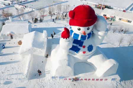 (miniature) Photo prise par un drone de touristes s'amusant près d'un bonhomme de neige géant à Harbin