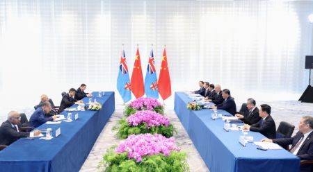 (miniature) Le président chinois Xi Jinping rencontre le Premier ministre fidjien Sitiveni Rabuka à San Francisco