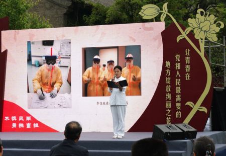 (miniature) Une représentante des jeunes qui faisait partie d'une équipe médicale envoyée dans la province du Hubei lors de l'épidémie de COVID-19 assiste à un événement de récital poétique tenu pour marquer la Journée chinoise de la jeunesse à l'Université de Pékin à Beijing