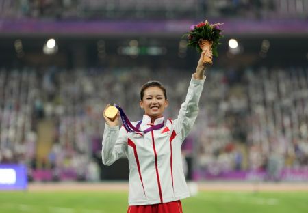 (miniature) La médaillée d'or Yang Jiayu de Chine lors de la cérémonie de remise des médailles du 20 kilomètres marche femmes des 19es Jeux asiatiques à Hangzhou