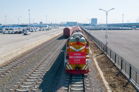 (miniature) Photo aérienne d'un train de fret JSQ prêt à partir de la gare du centre international de conteneurs de Harbin