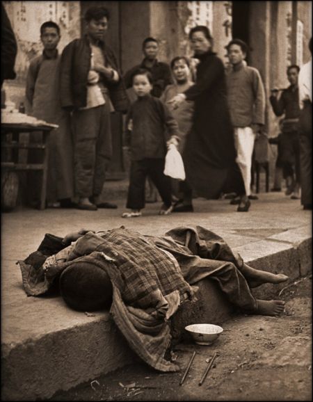(miniature) Enfant mourant durant la famine (1946)