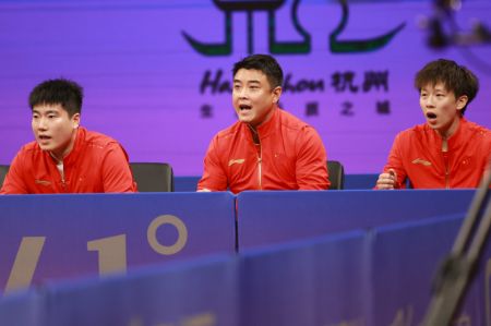(miniature) Réaction du coach chinois Wang Hao (au centre) los de la finale du match de tennis de table masculin par équipe entre la Chine et la République de Corée aux 19es Jeux asiatiques