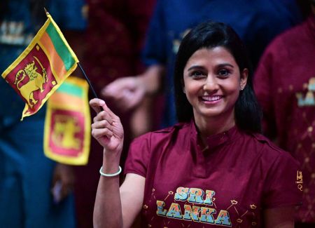 (miniature) Une jeune femme membre de la délégation du Sri Lanka défile dans le stade du centre sportif olympique de Hangzhou lors de la cérémonie d'ouverture des 19es Jeux asiatiques à Hangzhou