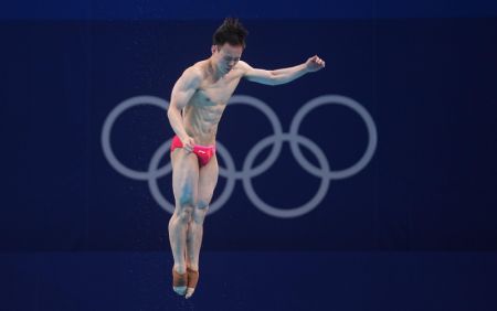 (miniature) Le Chinois Xie Siyi lors de la finale du tremplin 3 mètres hommes
