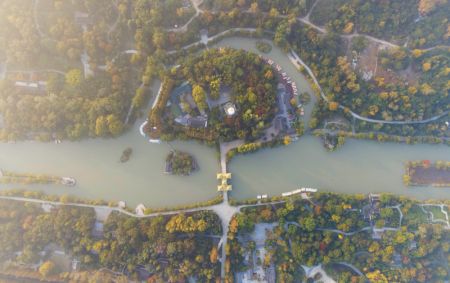 (miniature) Photo aérienne du paysage automnal du site pittoresque du lac mince de l'Ouest