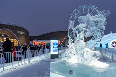 (miniature) Des visiteurs regardent des sculptures de glace au Monde de glace et de neige de Harbin