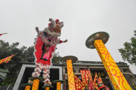 (miniature) Des interprètes de la danse du lion du Guangdong se produisent à Foshan
