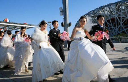 (miniature) 208 couples de policiers se marient en groupe à Pékin