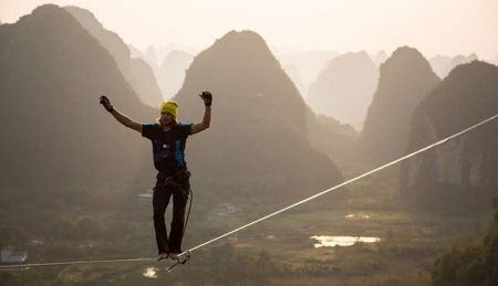(miniature) Il marche sur une corde de 375m de long entre 2 montagnes à Guilin (Chine)