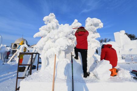 (miniature) Des concurrents travaillent sur des sculptures de neige dans la zone panoramique de l'île du Soleil à Harbin