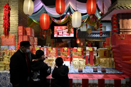 (miniature) Des clients font leurs achats lors d'une foire de la fête du printemps dans le district de Fengrun