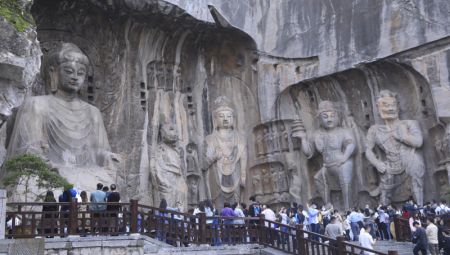 (miniature) Des touristes visitent les grottes de Longmen pendant les vacances de la Fête nationale