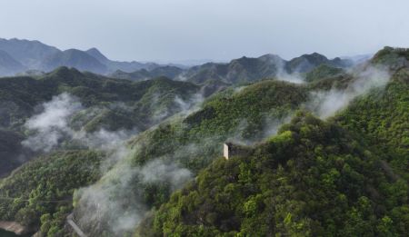 (miniature) Photo aérienne d'une section de la Grande Muraille dans le district de Qianxi de la province chinoise du Hebei (nord)