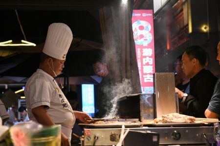 (miniature) Un cuisinier fait rôtir des brochettes d'agneau à Hohhot