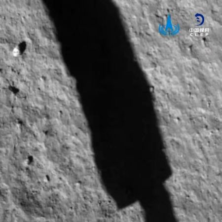 (miniature) Une image prise par la caméra à bord de la sonde Chang'e-5 après son atterrissage sur la Lune