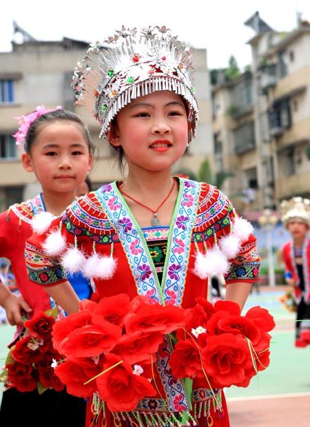 (miniature) petite chinoise en costume traditionnel