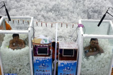 (miniature) Un chinois bat le record du monde d'immersion dans la glace