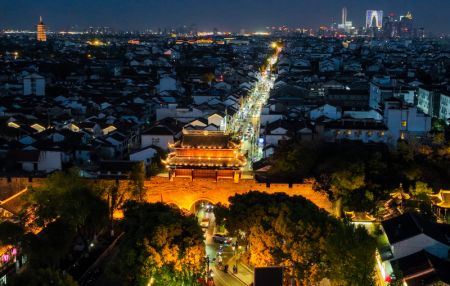 (miniature) Photo aérienne d'une vue nocturne de la porte Changmen