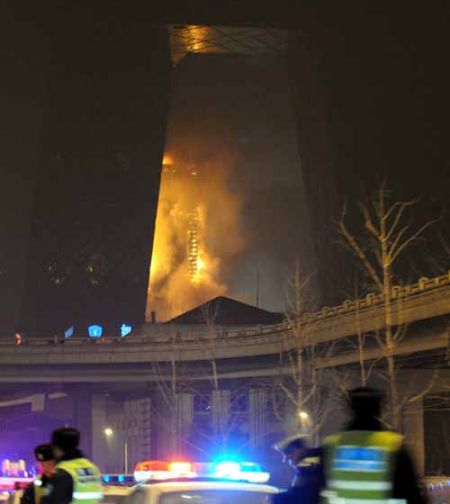 (miniature) Un bâtiment de CCTV à Pékin prend feu