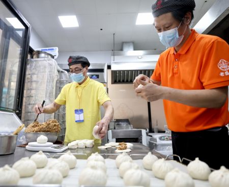 (miniature) Des employés préparent des plats pour des commandes en ligne dans un magasin alimentaire à Shanghai
