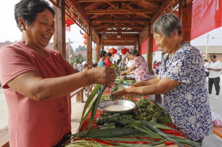 (miniature) Des gens préparent des zongzi