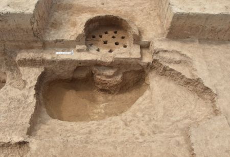 (miniature) Photo non datée fournie par l'Institut provincial de l'archéologie du Shanxi montrant un four de potier découvert sur le site archéologique de Dongqu