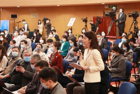 (miniature) Une journaliste pose des questions lors d'une conférence de presse donnée par le Premier ministre chinois