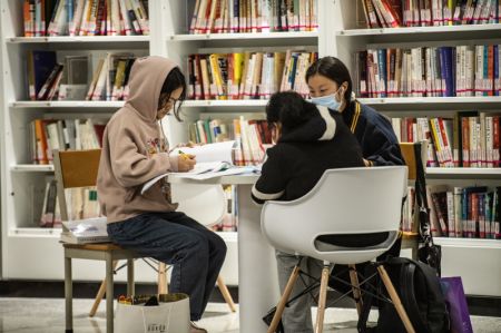 (miniature) Des gens étudient dans une salle en libre-service 24 heures sur 24 de la Bibliothèque du Guizhou à Guiyang