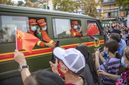 (miniature) Des habitants disent au revoir à des pompiers de la province du Yunnan
