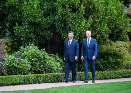(miniature) Le président chinois Xi Jinping et son homologue américain Joe Biden se promènent après leur entretien au domaine Filoli