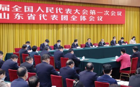 (miniature) Le vice-Premier ministre chinois Han Zheng participe à une délibération de groupe avec les députés de la délégation de la province du Shandong