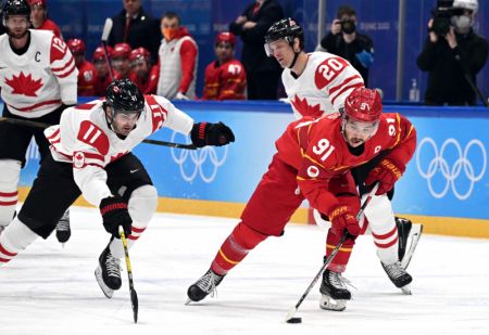 (miniature) Le joueur chinois Wang Taile (à droite) durant le match de phase de poule du groupe A de hockey sur glace hommes entre la Chine et le Canada