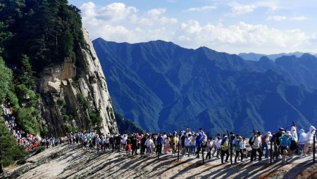 (miniature) Des touristes au mont Huashan à Weinan