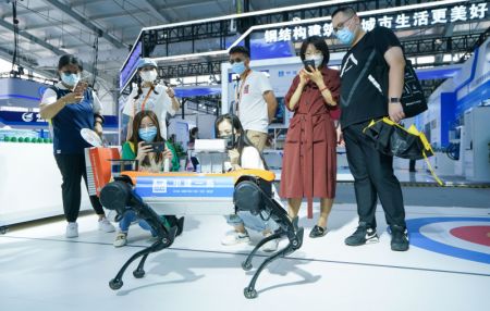 (miniature) Des visiteurs regardent un robot de détection de gazs dangereux dans la zone d'exposition des services de conseil en ingénierie et de construction lors du Salon international du commerce des services de Chine (CIFTIS) 2021