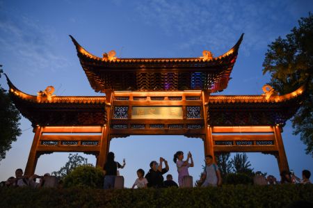 (miniature) Des touristes prennent des photos dans la zone panoramique du temple Fuzi (Confucius)
