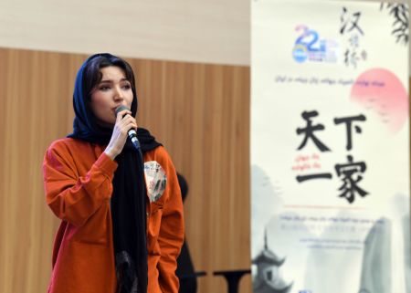 (miniature) Une participante à la 22e édition du concours de maîtrise du mandarin Pont vers le chinois pour les étudiants iraniens à Téhéran
