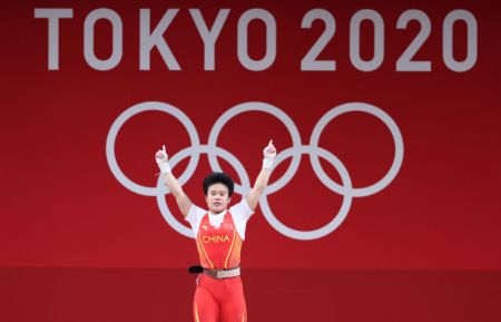 (miniature) La Chinoise Hou Zhihui fête sa victoire lors de l'épreuve d'haltérophilie 49kg dames des Jeux olympiques de Tokyo